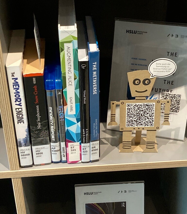 Bücherschau mit kleinem gebastelten Karton-Roboter