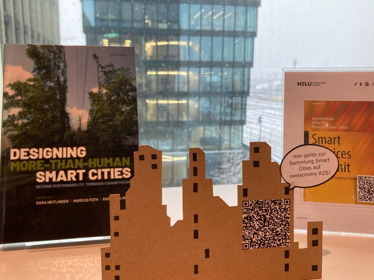 Bild unserer Bücherschau mit gebastelten Karton Hochäuser